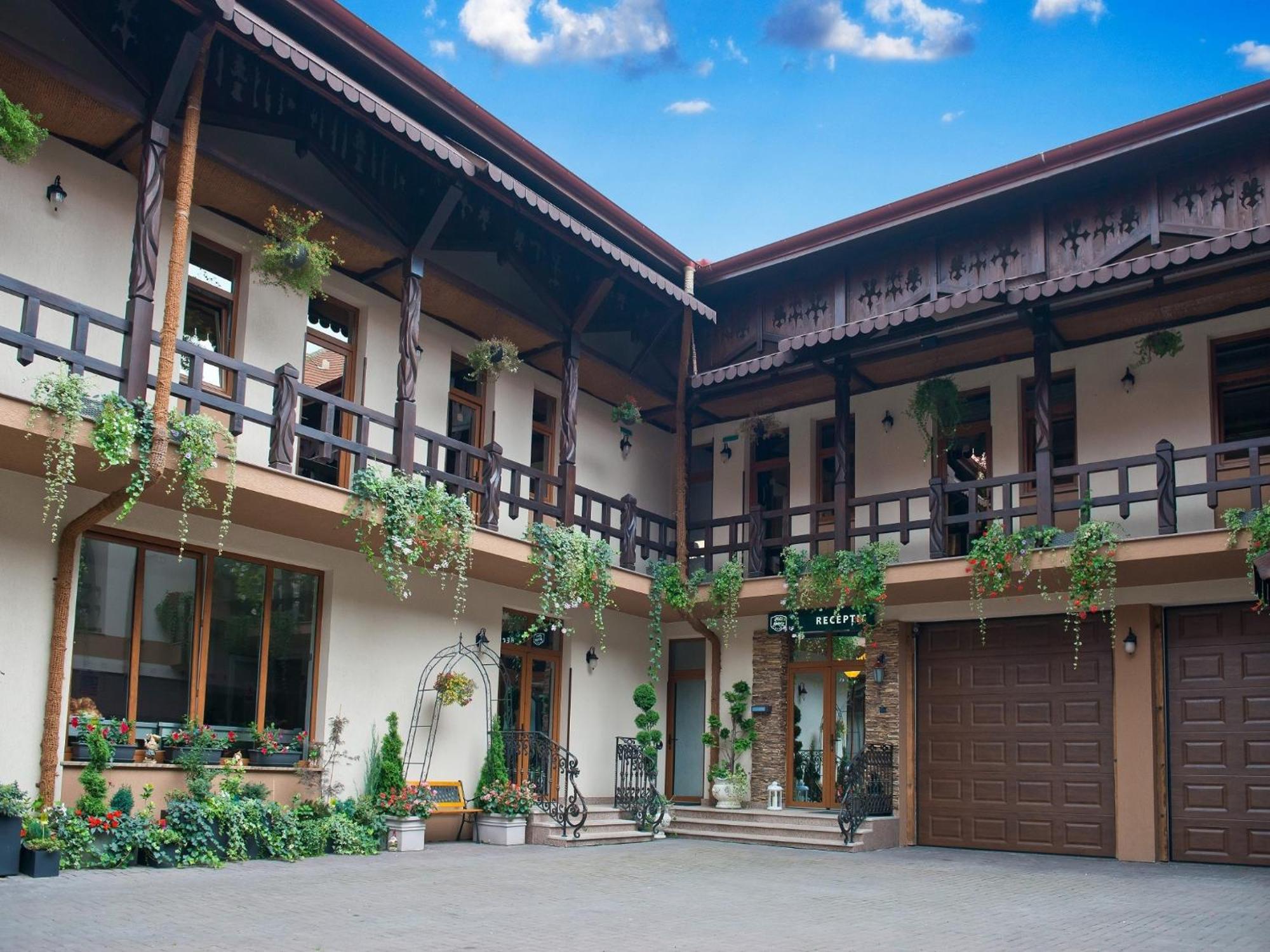 Hotel Galany Rădăuţi Exteriér fotografie